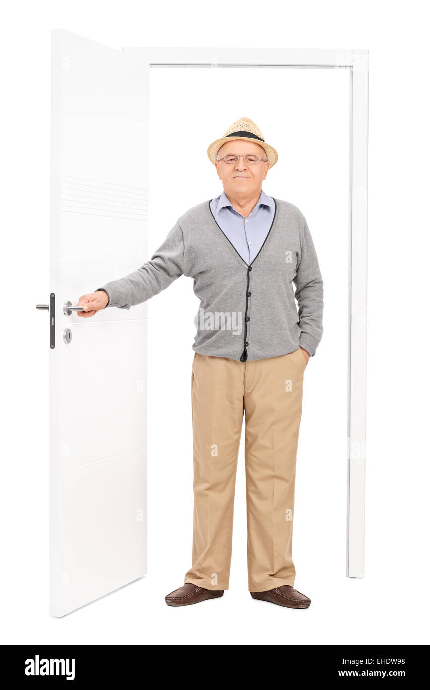 In voller Länge Portrait von einem Senior Betreten eines Raumes isoliert auf weißem Hintergrund Stockfoto
