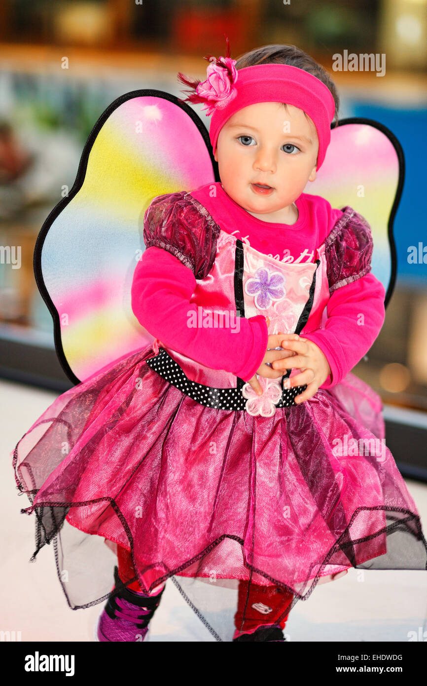Ein hübsches kleines Mädchen in Fee Kostüm Spaß Stockfoto
