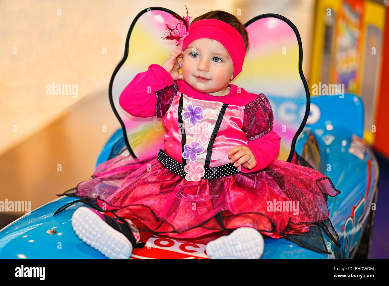 Ein hübsches kleines Mädchen in Fee Kostüm Spaß Stockfoto