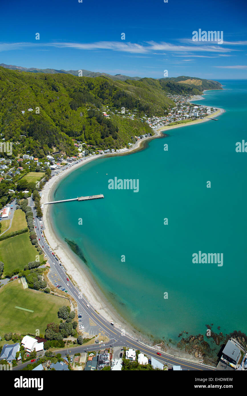 Tagen Bucht, Eastbourne und Wellington Harbour, Wellington, Nordinsel, Neuseeland - Antenne Stockfoto