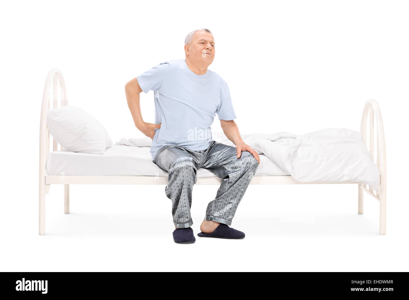 Senior, aufwachen mit Schmerzen im Rücken isoliert auf weißem Hintergrund Stockfoto