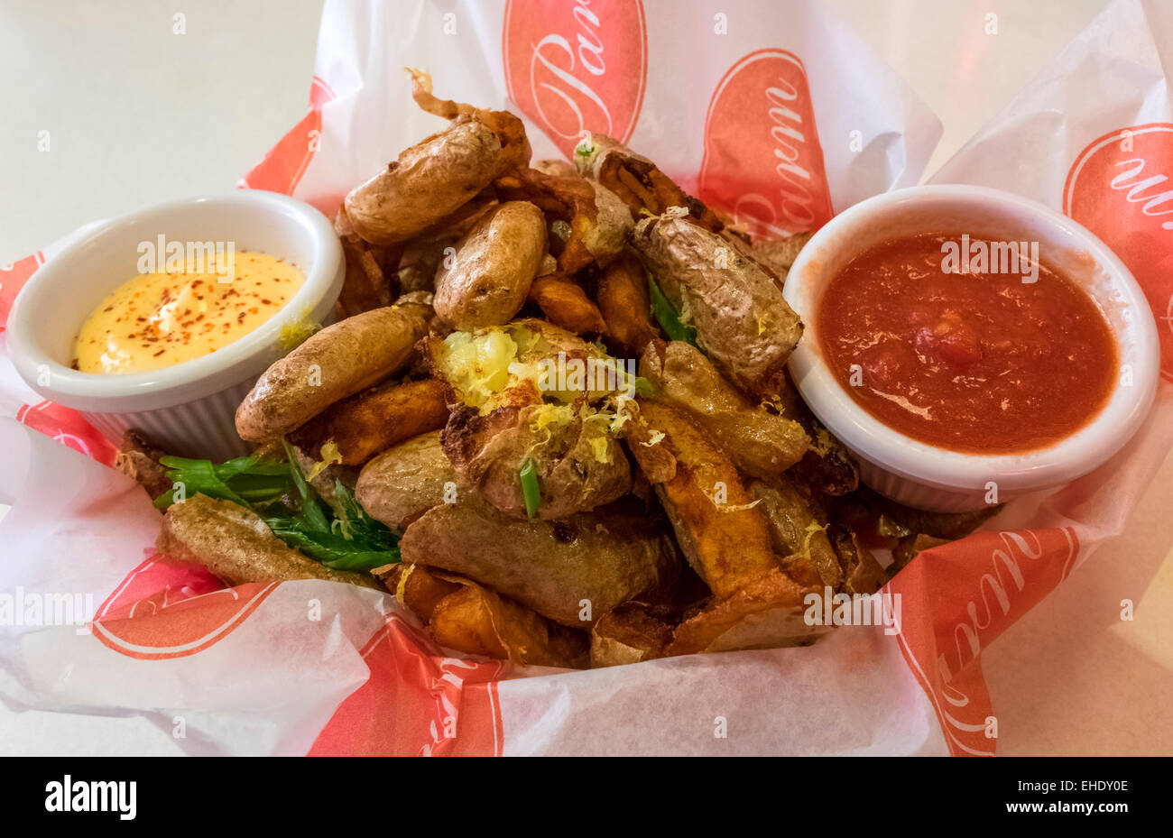 Frittierte Kartoffeln mit zwei Dip Saucen Parm-Restaurant in der Mulberry Street zerschlagen in Nolita in New York City Stockfoto
