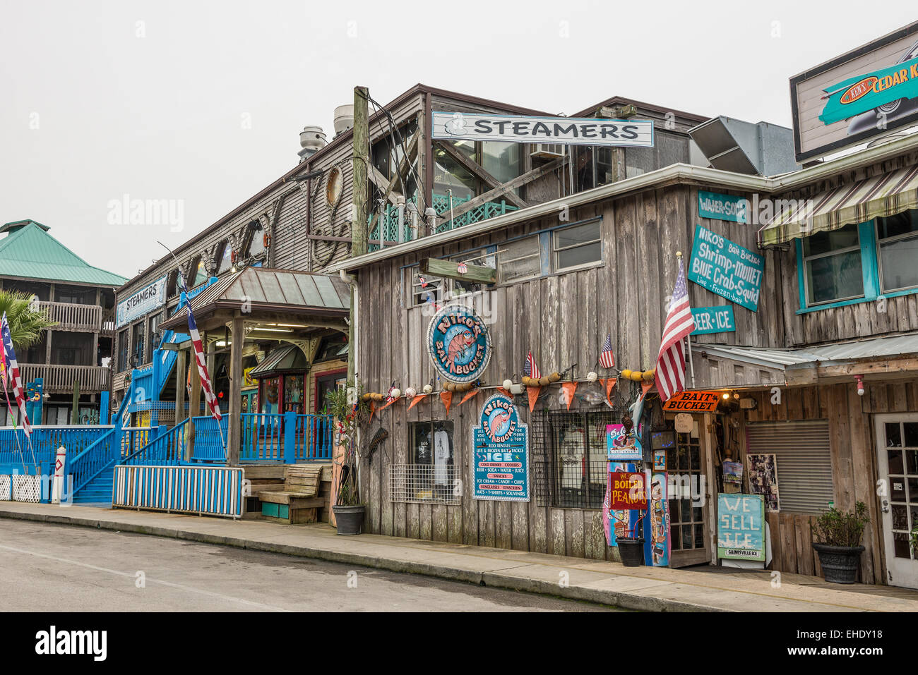Fischrestaurant und ein Souvenir-Shop in der historischen Innenstadt von Cedar Key, Florida Stockfoto
