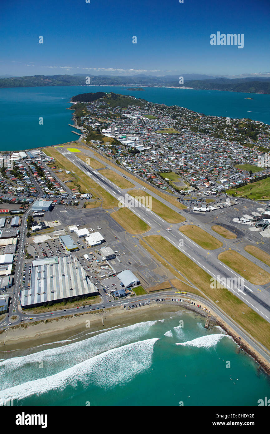 Start-und Landebahn von Wellington International Airport, Lyall Bay (nahe) und Evans Bucht (Abstand), Wellington, Nordinsel, Neuseeland Stockfoto