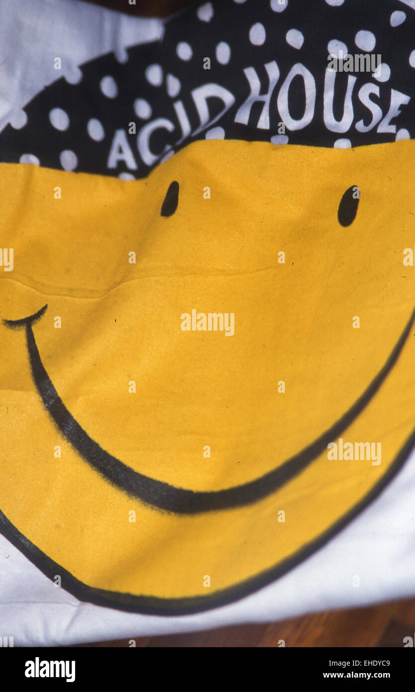 ACID HOUSE SMILEY-Symbol auf einem T-shirt. Foto Tony Gale Stockfoto
