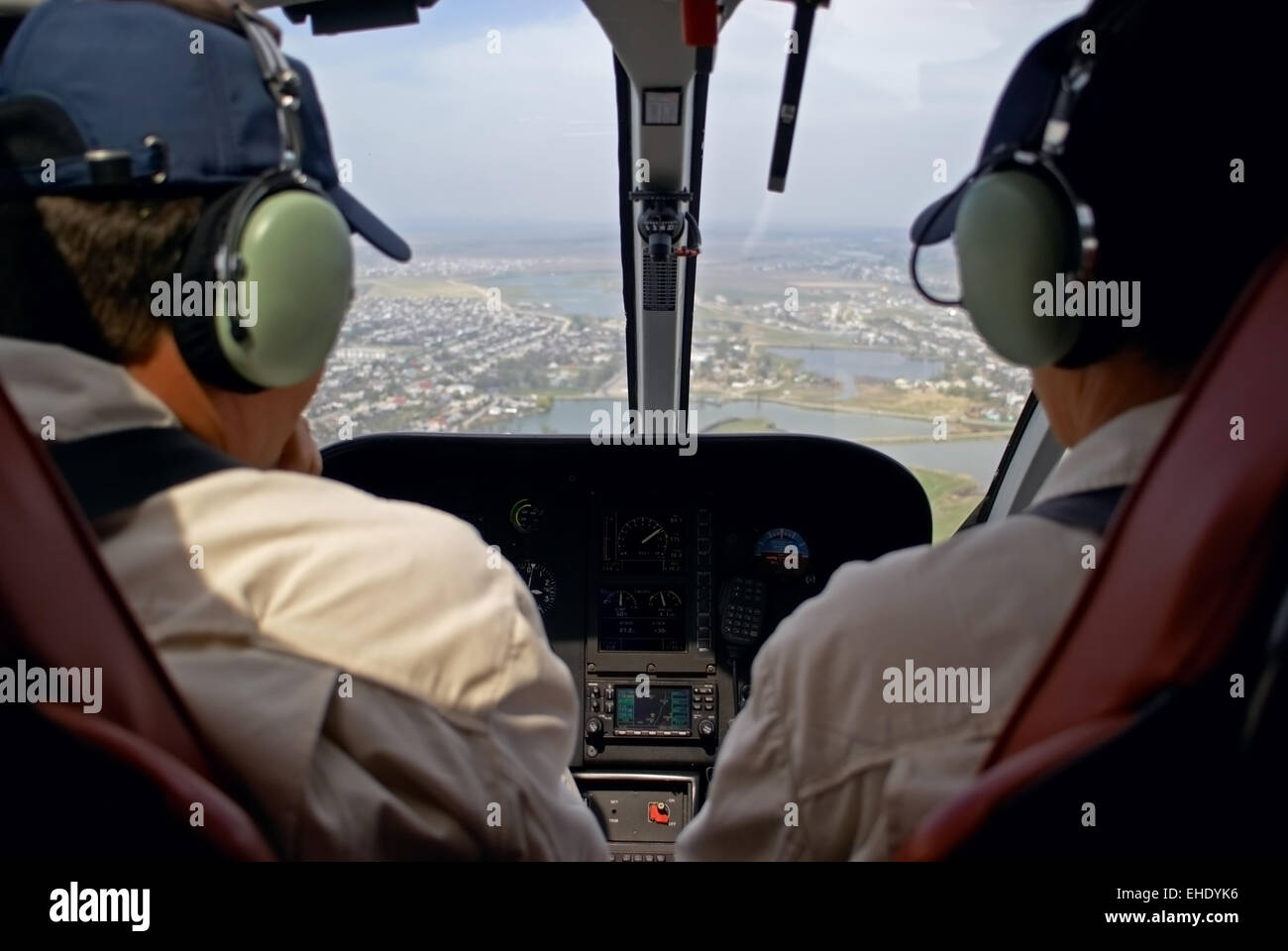 Piloten im Hubschrauberkabine Stockfoto