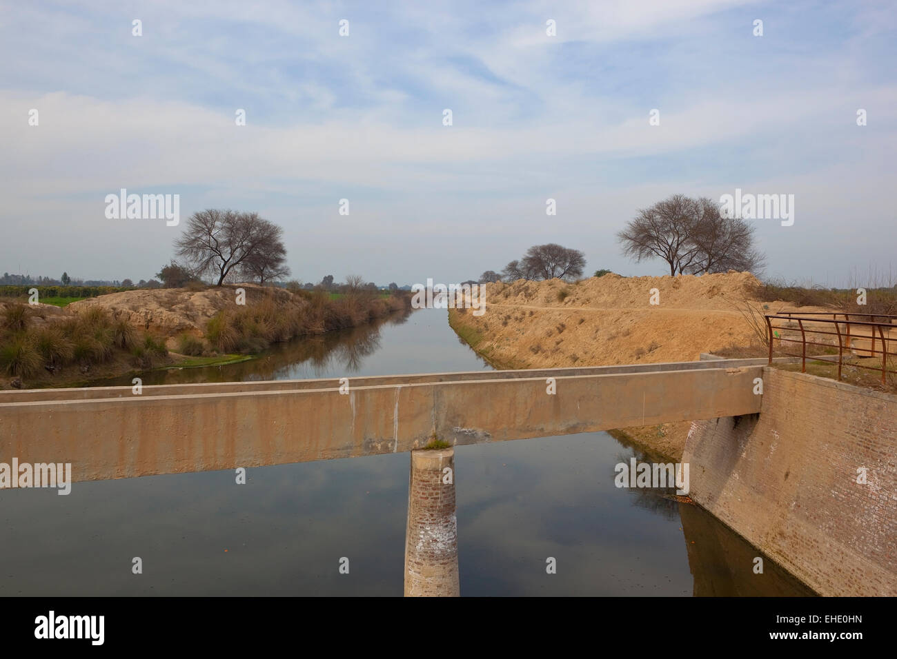 Punjabi ländlichen Landschaft mit Kanal und Beton Bewässerungskanäle für die intensive Landwirtschaft der Region zu Wasser Stockfoto