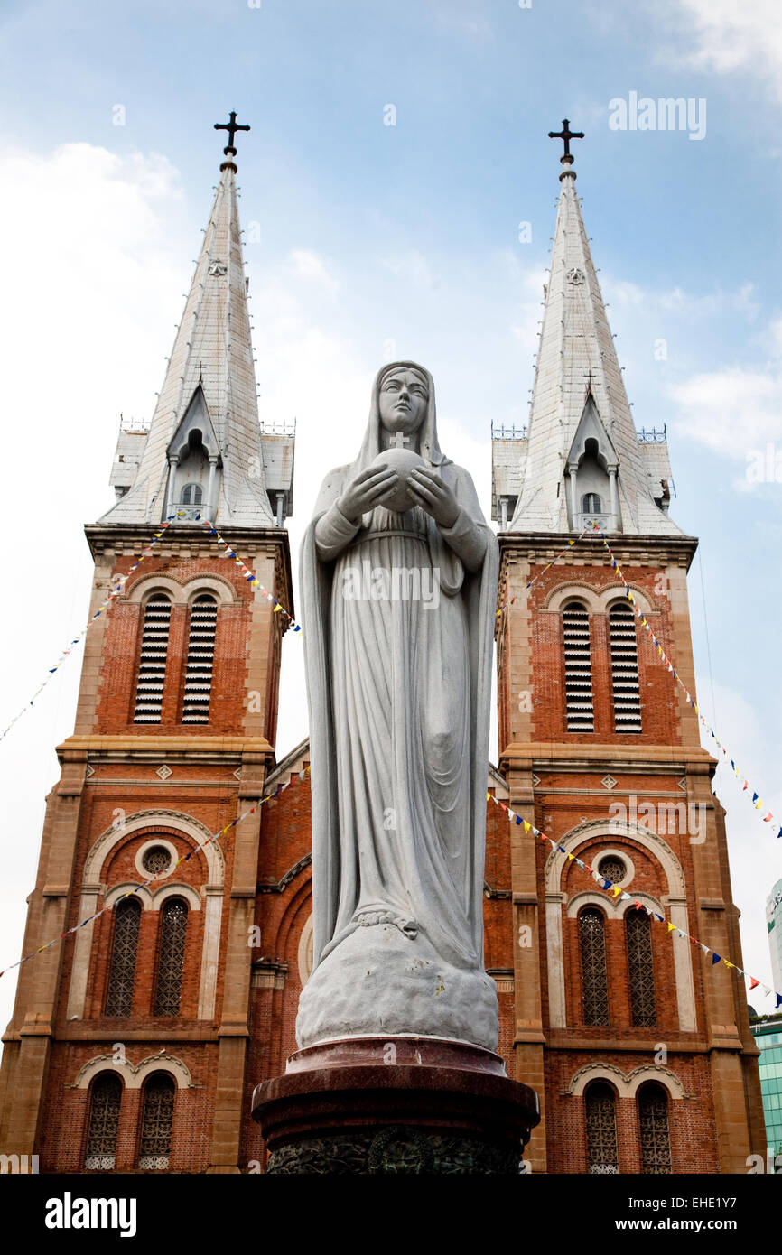 Kathedrale Notre-Dame De Saigon Stockfoto