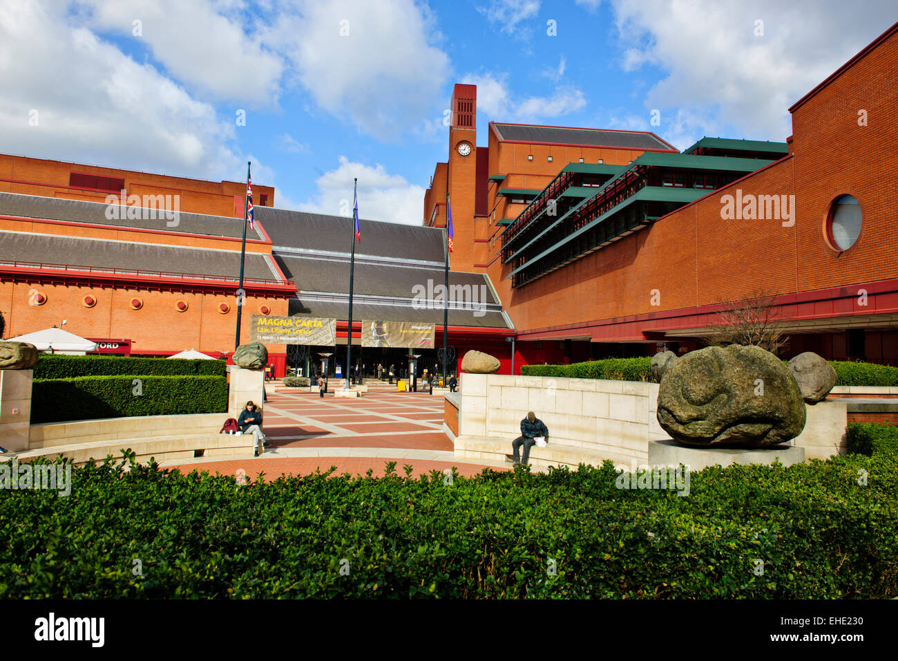 Exterieur, Interieur der British Library, geräuchert Glaswand der Bibliothek des Königs in den Hintergrund, Wandmalerei, London, Großbritannien Stockfoto