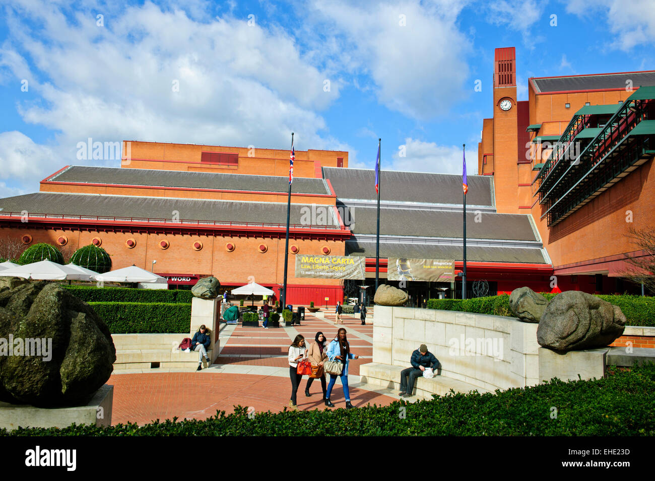 Exterieur, Interieur der British Library, geräuchert Glaswand der Bibliothek des Königs in den Hintergrund, Wandmalerei, London, Großbritannien Stockfoto