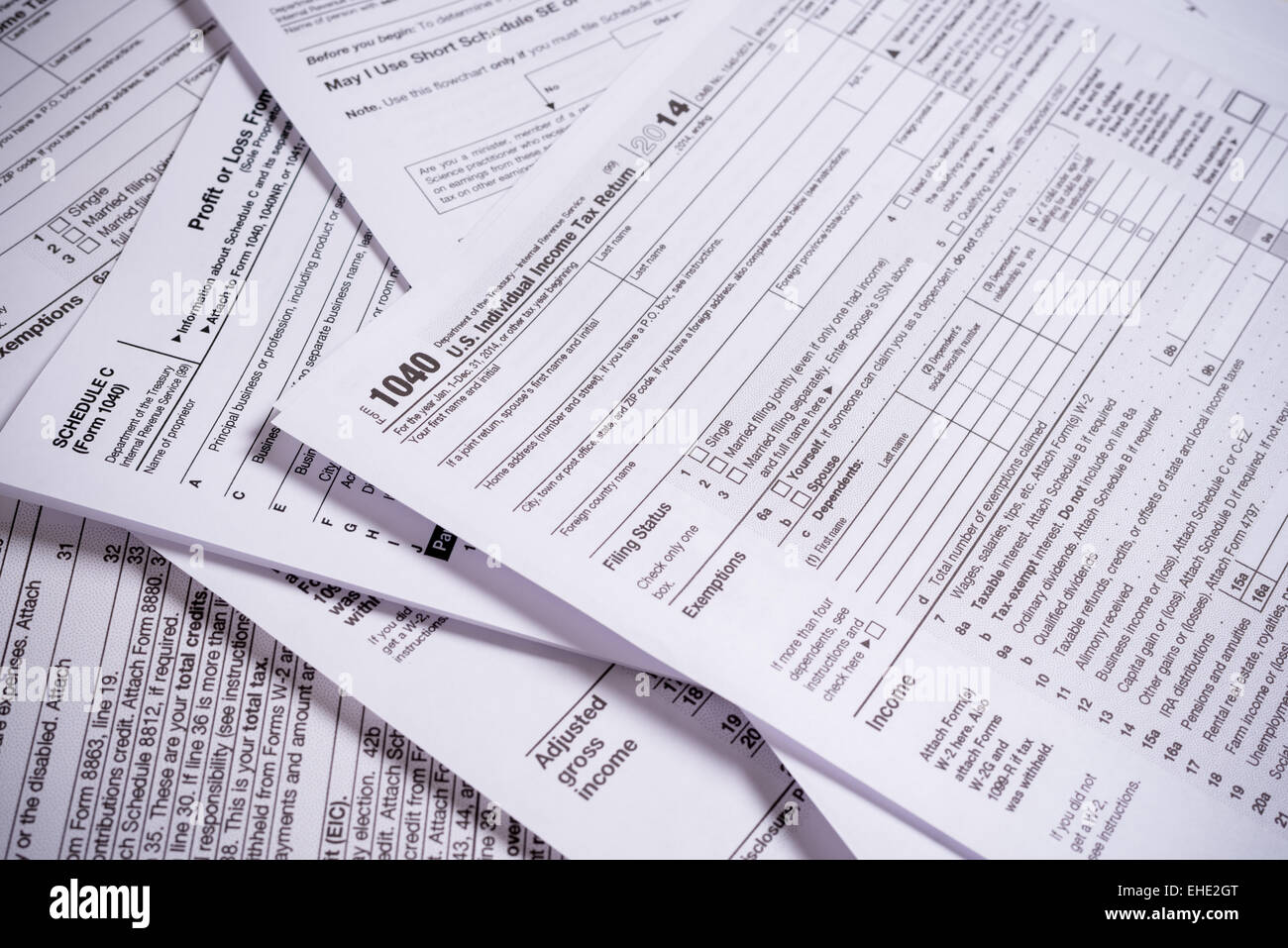 Eine Vielzahl von Vereinigten Staaten Steuerformulare mit einem Bleistift Stockfoto