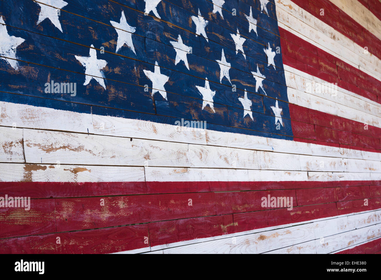 Ein Gemälde von einer amerikanischen Flagge auf einem Holzbrett-Wand Stockfoto