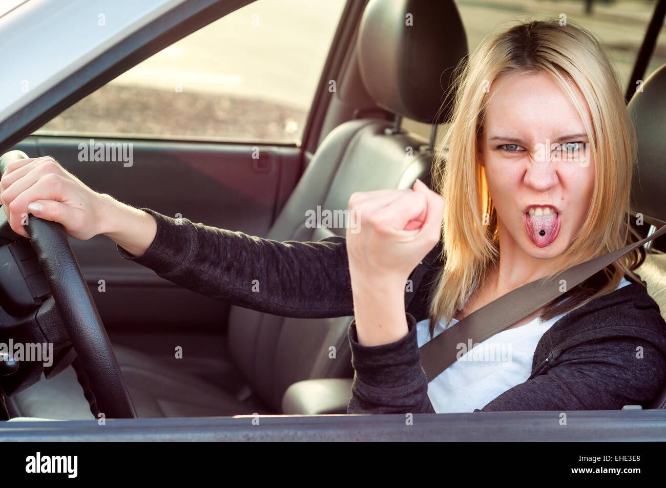 Junges Mädchen, ein Auto zu fahren Stockfoto