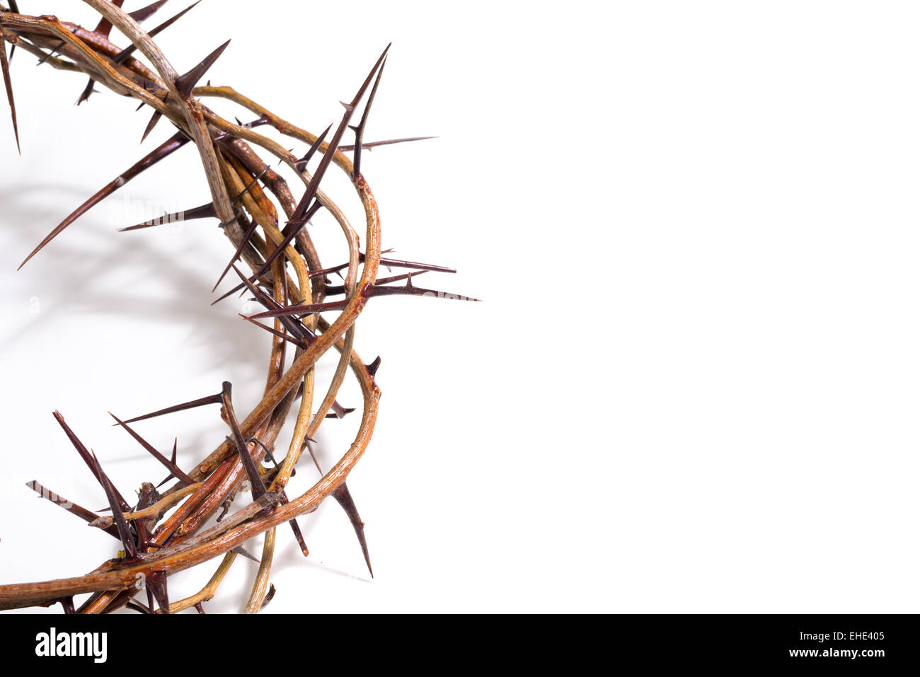 Dornenkrone auf einem weißen Hintergrund Ostern religiöses Motiv zum Gedenken an die Auferstehung von Jesus - Ostern Stockfoto