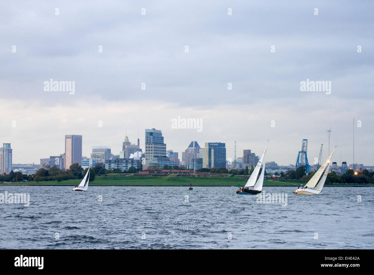 Segelboote an der Chesapeake Bay vor Fort McHenry mit Baltimore, Maryland im Hintergrund Stockfoto