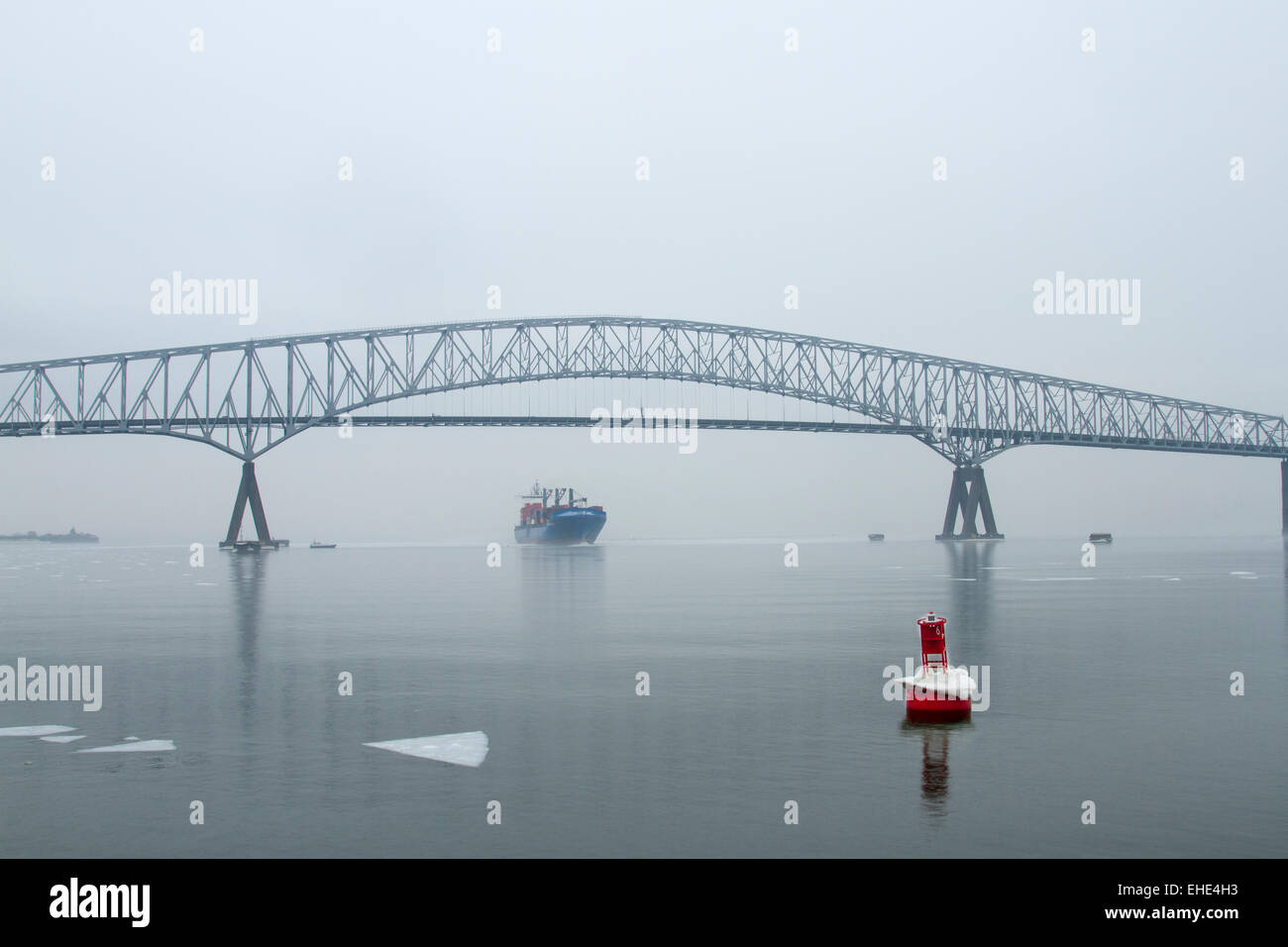 Ein Schiff unter Francis Scott Key Brücke in Baltimore mit Eis in den Hafen kommen. Stockfoto