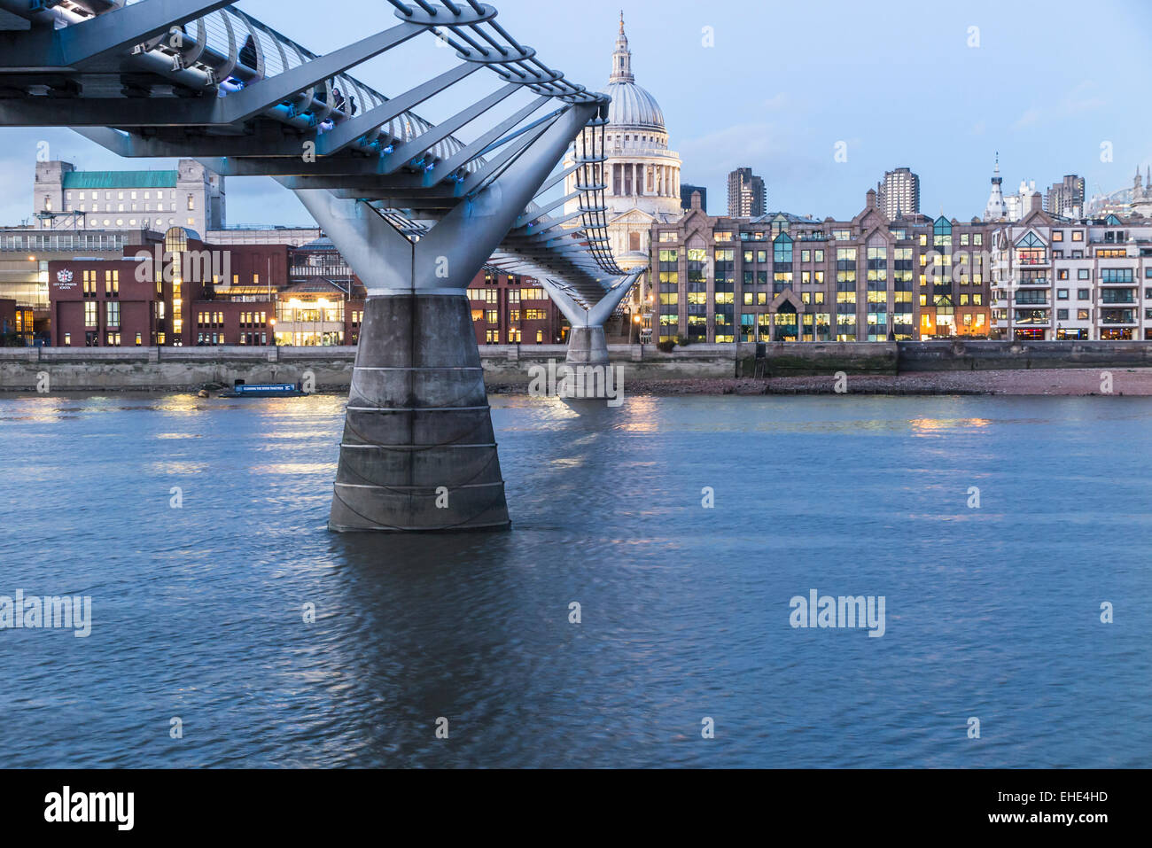 Sightseeing in der Hauptstadt: Millennium Bridge, Themse und St Paul's Cathedral, London EC4, im Abendlicht von Bankside, South Bank gesehen Stockfoto