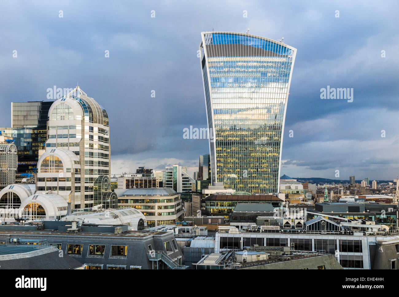 Sightseeing in der Hauptstadt: Die Ikonischen Walkie-Talkie-Gebäude und Art Deco 20 Gracechurch Street, London EC3 am Abend mit einem grauen Himmel Stockfoto