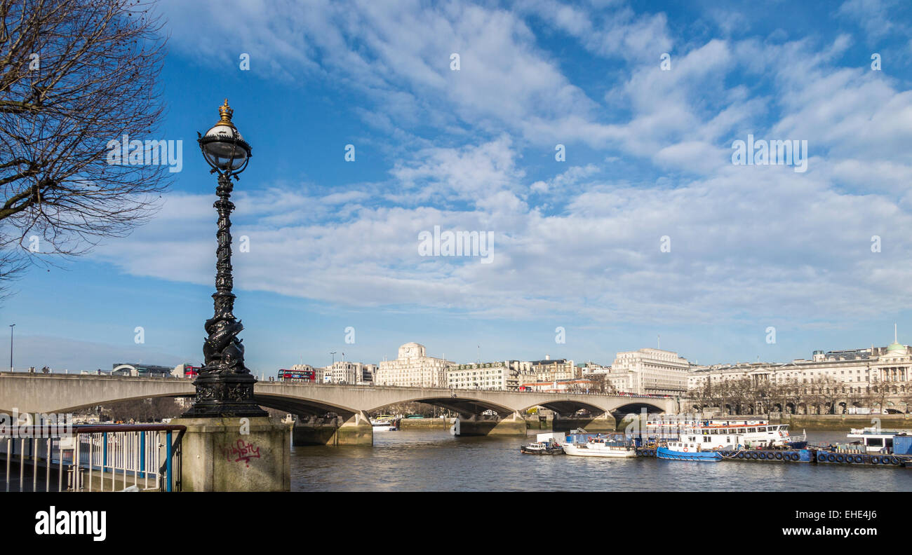 Anzeigen von Waterloo Brücke über die Themse und typische dekorative Laterne an der South Bank der Bahndamm, Lambeth, London Stockfoto