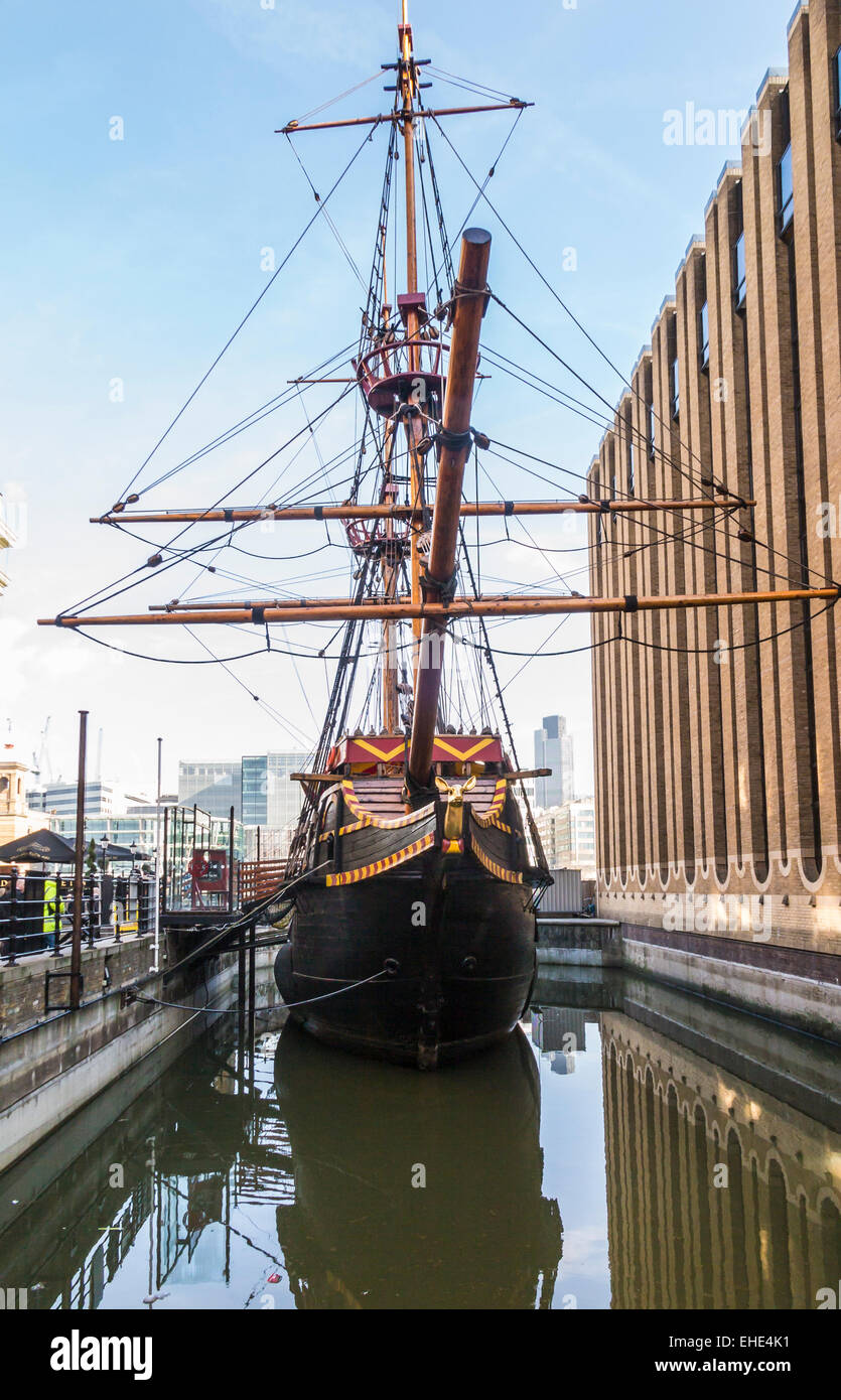 Replik von Sir Francis Drake Galeone, die Golden Hind, Golden Hinde II, festgemacht an der South Bank am St Mary Overie Dock, Bankside, London, UK Stockfoto