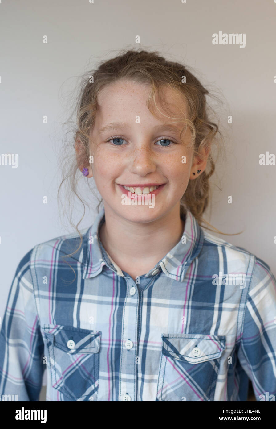 10 Jahre alte Mädchen lächelndes Gesicht zur Kamera Stockfoto