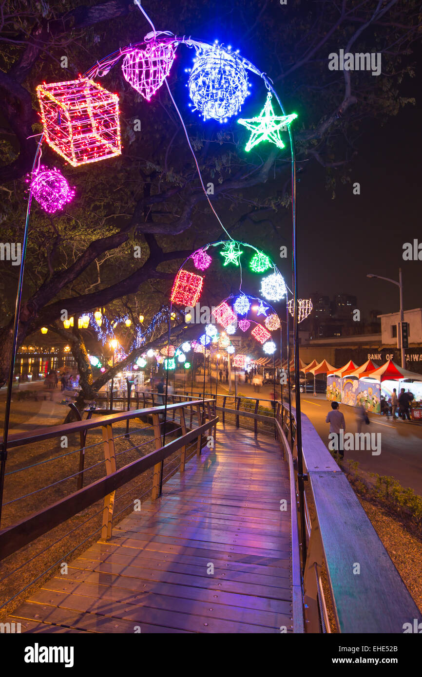 Kaohsiung, Taiwan, 23. Februar 2015: Die Leute an das Laternenfest in Kaohsiung, Taiwan vom Fluss Liebe. Stockfoto