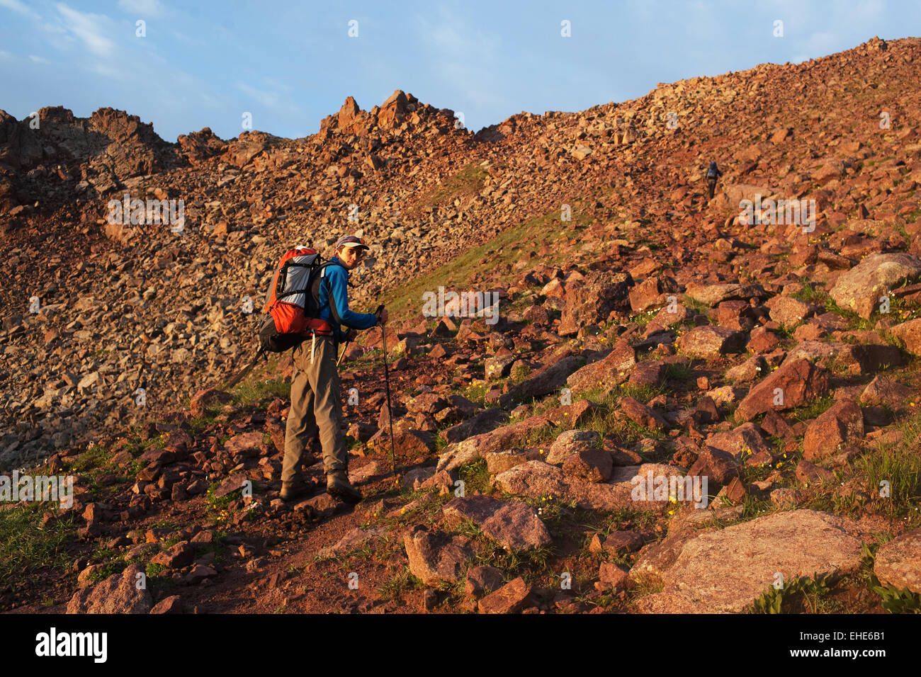 Backpacker in Morgen Bergen Stockfoto