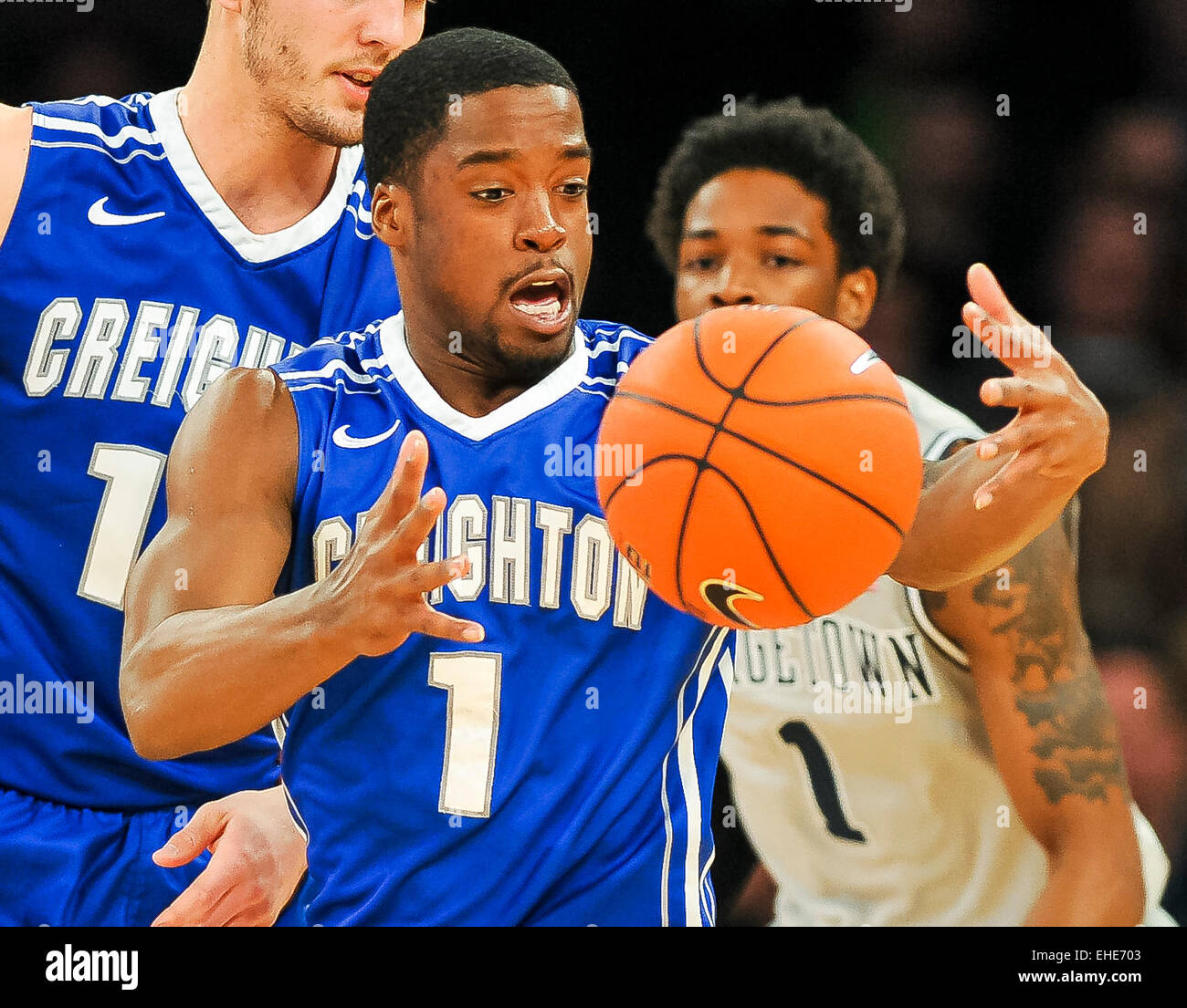 New York, NY, USA. 12. März 2015. 12. März 2015: Creighton senior Wache Austin Chatman (1) schnappt sich eine lockere Kugel während der Matchup zwischen Creighton Bluejays und die Georgetown Hoyas in der Big East Turnier im Madison Square Garden in New York City. Scott Serio/CSM/Alamy Live-Nachrichten Stockfoto