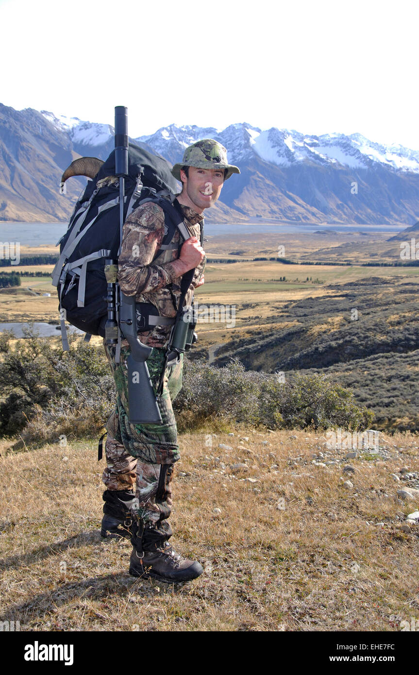 Ein erfolgreicher Jäger ruht mit einer Trophäe Himalaya-tahr Stockfoto