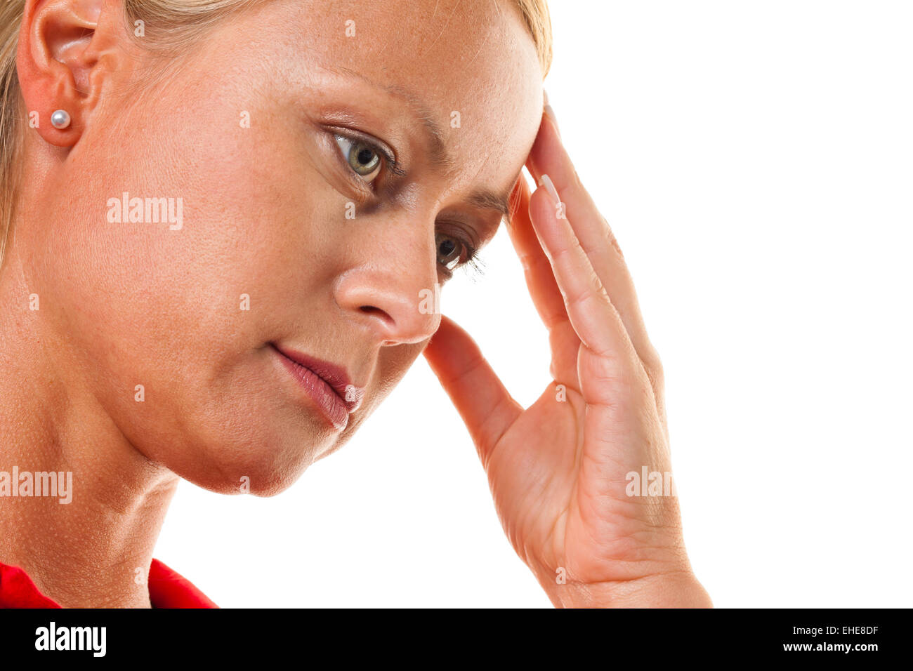Nachdenkliche Frau mit Kopfschmerzen und Migräne. Stockfoto