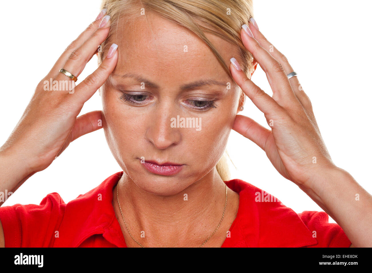 Nachdenkliche Frau mit Kopfschmerzen und Migräne. Stockfoto