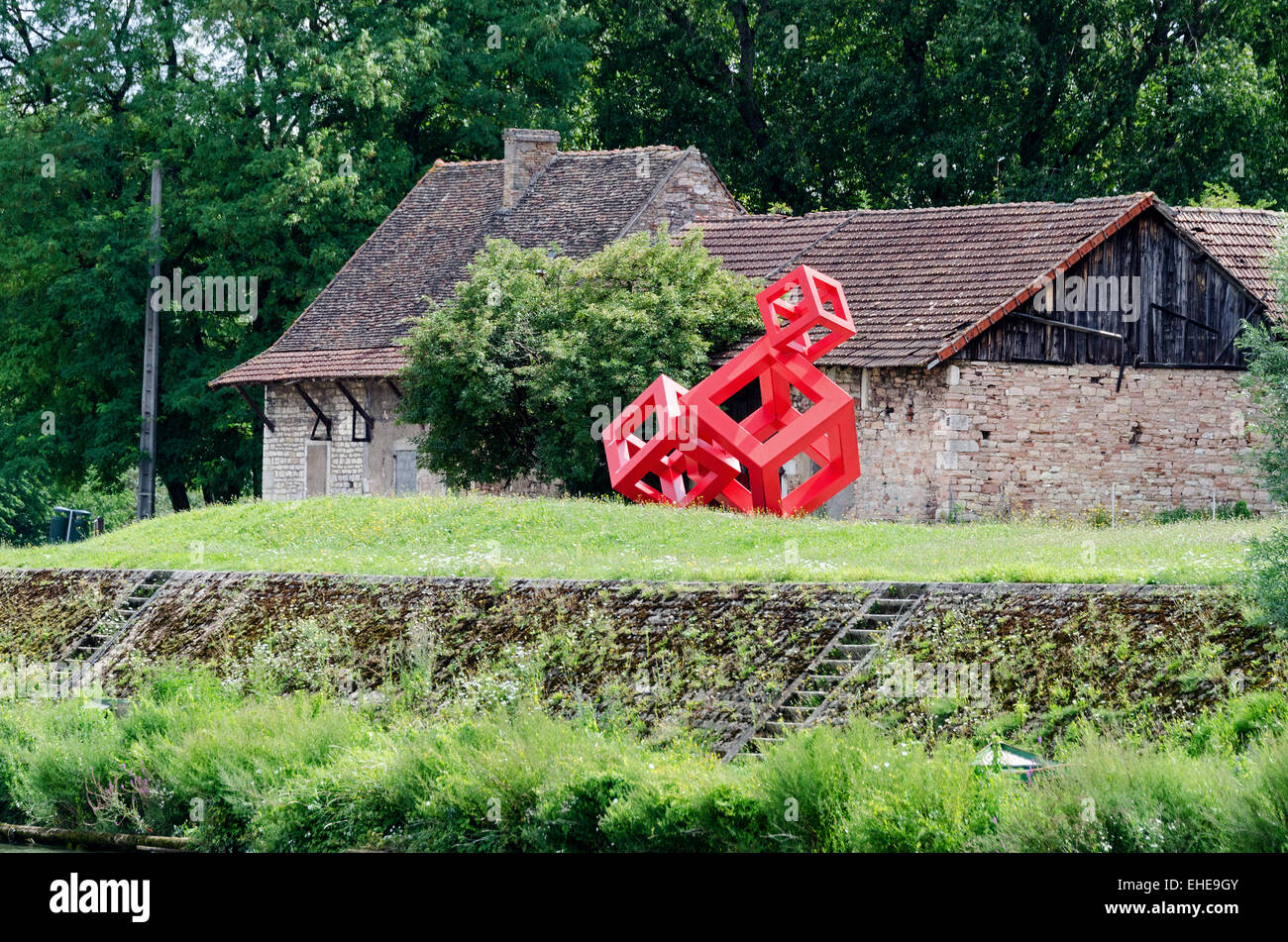 "Oui", eine Skulptur von Jean-François Coadou, steht in krassem Gegensatz zu seiner idyllischen Umgebung am Ufer der Saône Flusses, Frankreich. Stockfoto