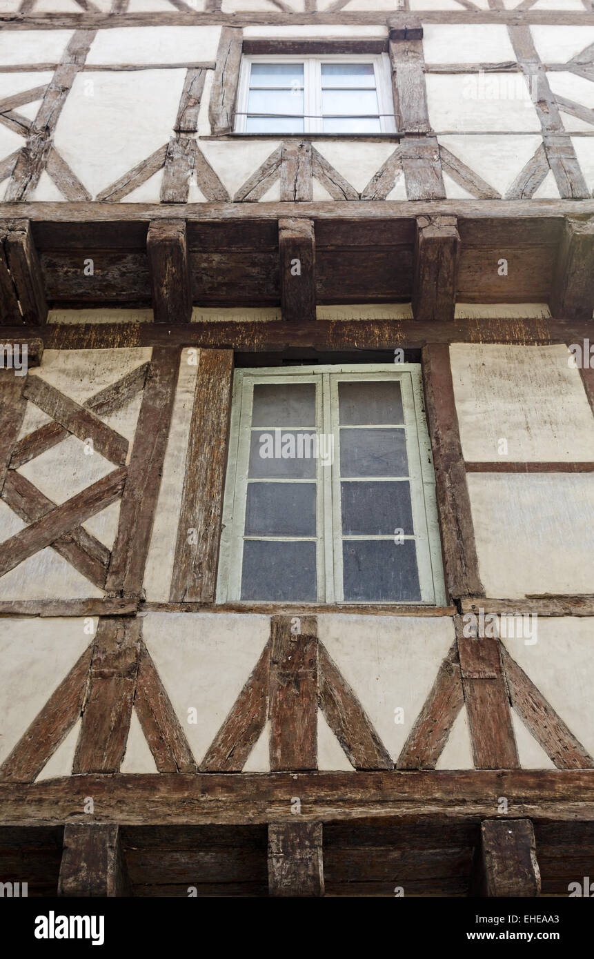 Fassade eines Fachwerkhauses auf der Place Saint-Vincent in Chalon-Sûr-Saône, Burgund, Frankreich. Stockfoto