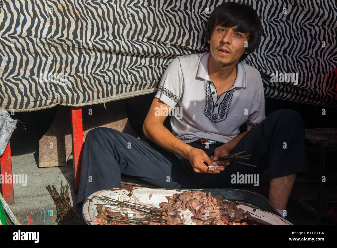 Junger Mann, Verkauf von Fleisch, Yining, Basar Stockfoto