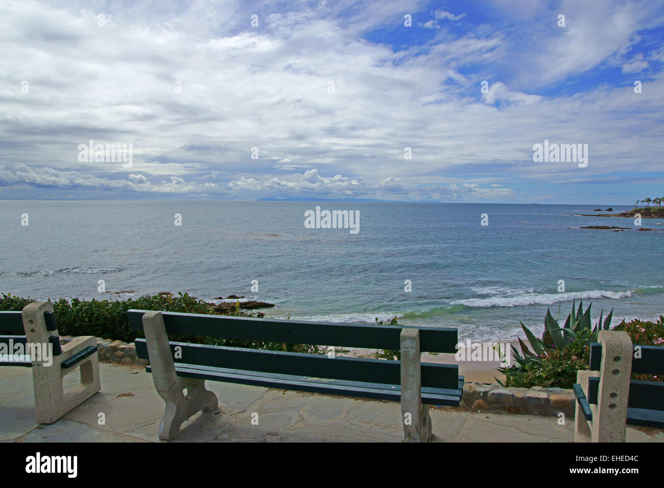 Laguna Beach-Parkbank mit Blick auf Catalina Island Stockfoto