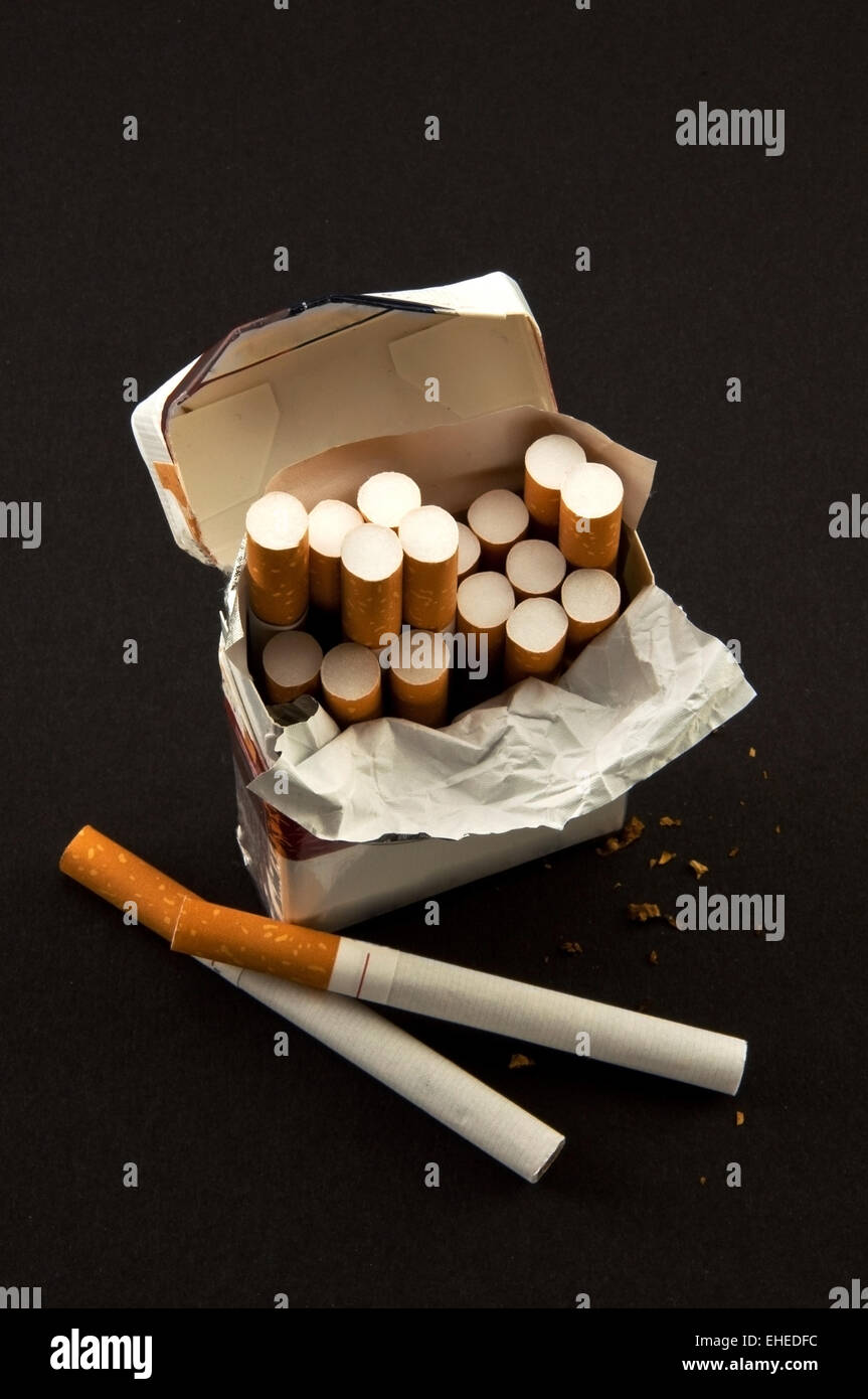 Böse offene Packung Zigaretten Stockfoto