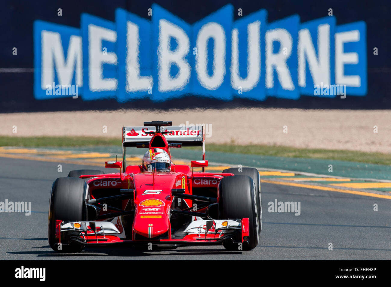 Albert Park, Melbourne, Australien. 13. März 2015. Sebastian Vettel (DEU) #5 von der Scuderia Ferrari Team beendet Runde 3 an die 2015 Australian Formula One Grand Prix im Albert Park in Melbourne, Australien. Sydney Low/Cal Sport Media/Alamy Live-Nachrichten Stockfoto