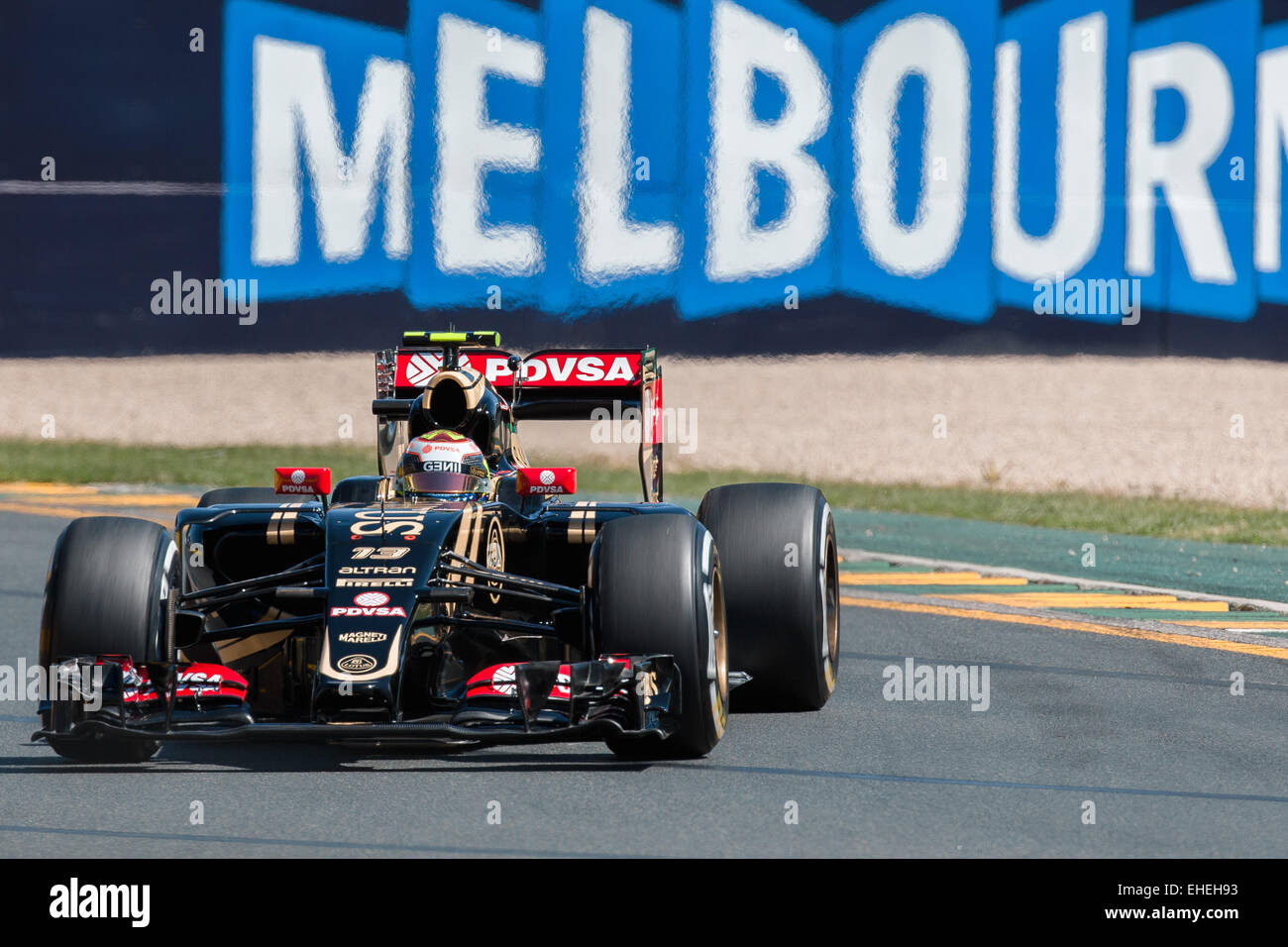 Albert Park, Melbourne, Australien. 13. März 2015. Pastor Maldonado (VEN) #13 von Lotus F1 Team Exits 3 biegen Sie an der 2015 Australian Formula One Grand Prix im Albert Park in Melbourne, Australien. Sydney Low/Cal Sport Media/Alamy Live-Nachrichten Stockfoto