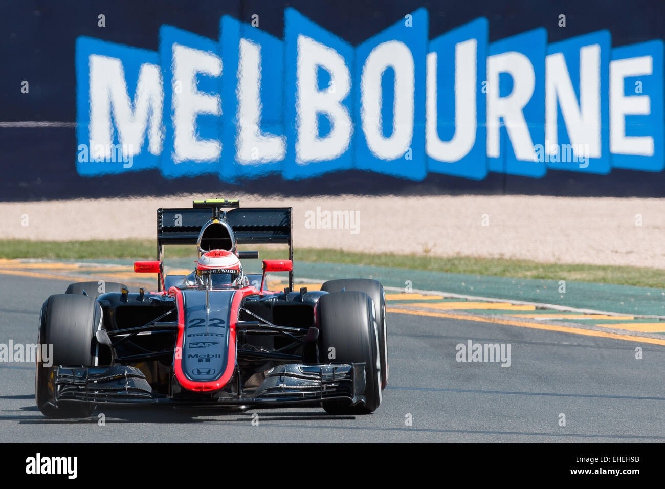 Albert Park, Melbourne, Australien. 13. März 2015. Jenson Button (GBR) #22 aus dem McLaren-Honda-Team beendet Runde 3 an die 2015 Australian Formula One Grand Prix im Albert Park in Melbourne, Australien. Sydney Low/Cal Sport Media/Alamy Live-Nachrichten Stockfoto