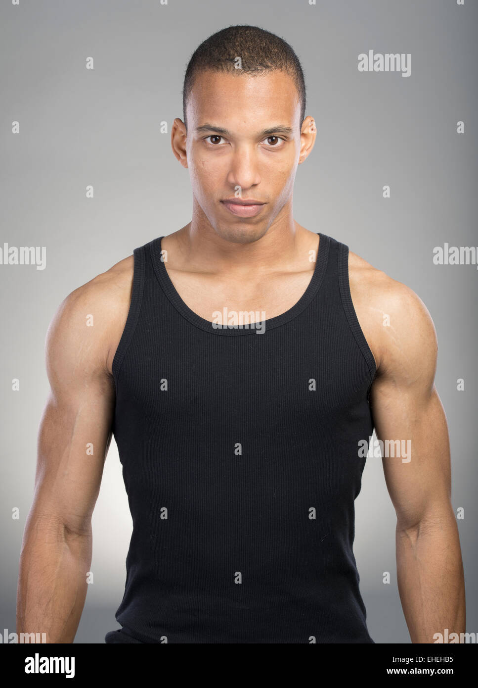 Muskulöser Mann mit schwarzen Tank-Top-Weste Stockfoto