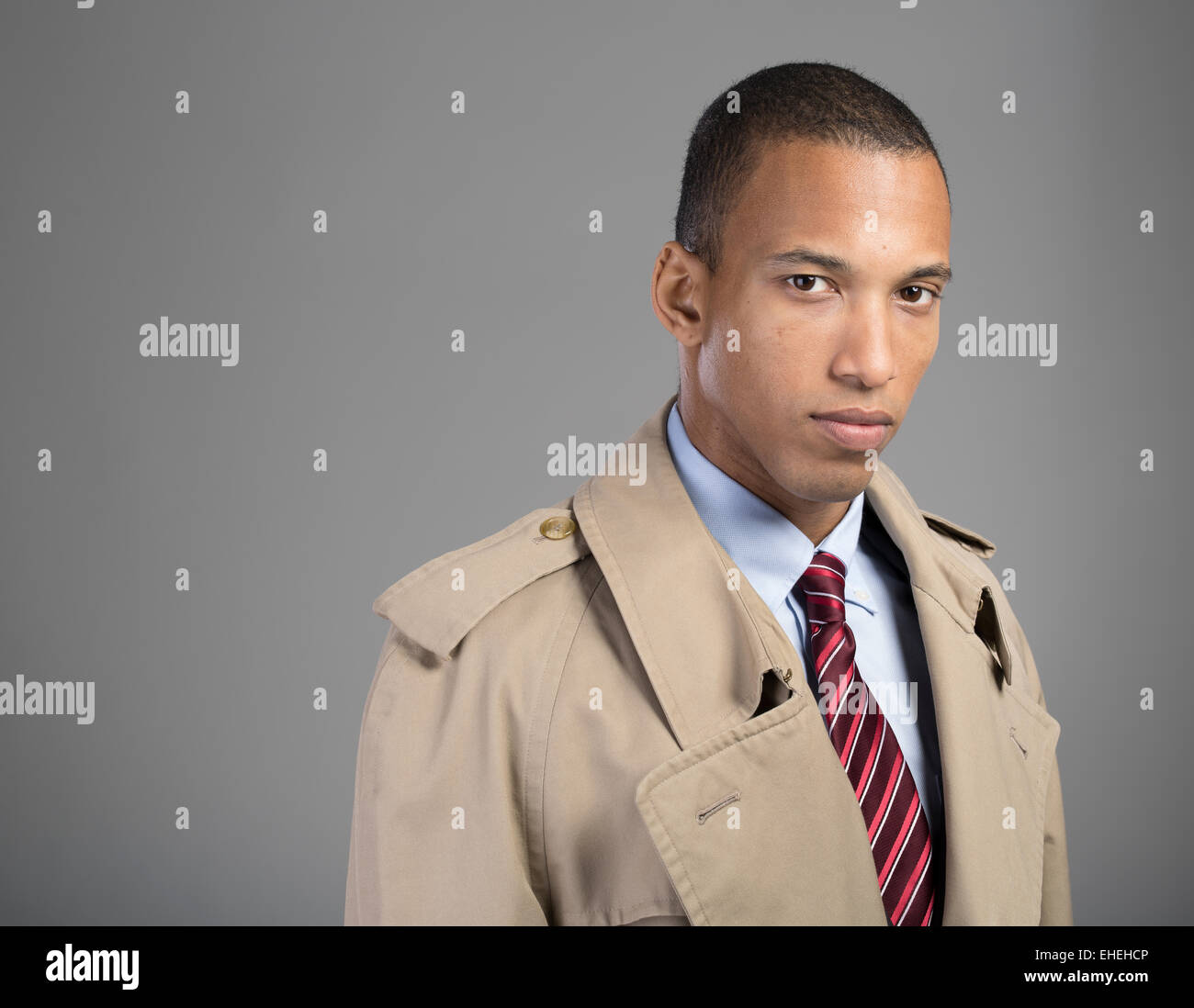 Geschäftsmann, tragen Anzug Krawatte und Beige Burberry-Trenchcoat Stockfoto