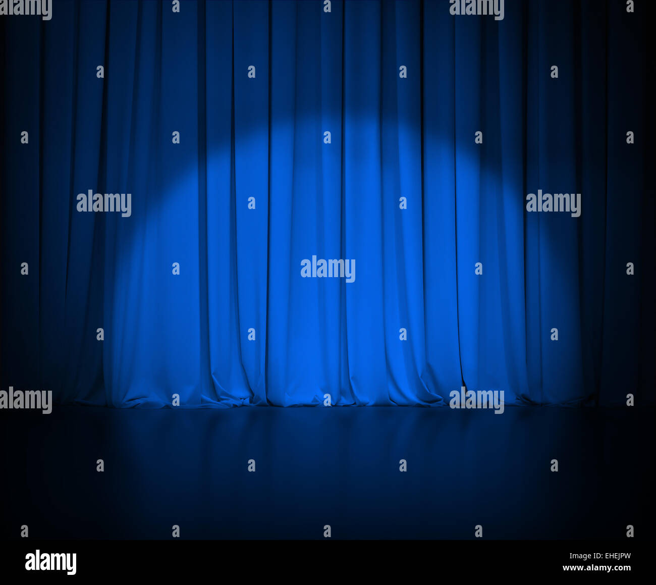 Theater dunklen blauen Vorhang oder Gardinen mit Lichtfleck Stockfoto