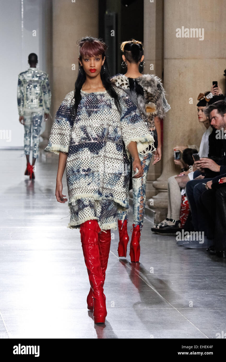 Ashish LFW A/W 15-16 bei Topshop Ausstellungsfläche, Tate Britain 23. Feb Catwalk Stockfoto