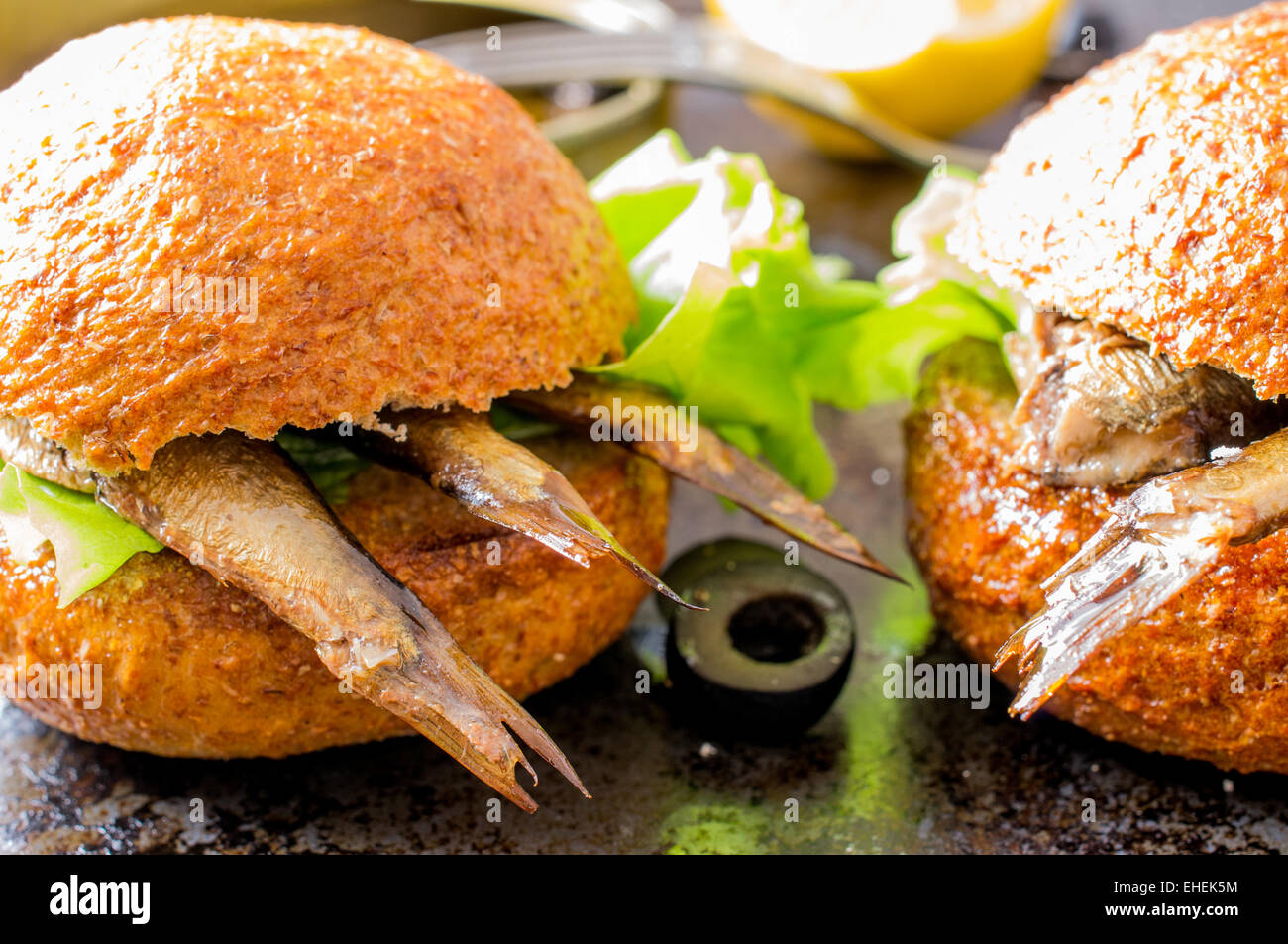 Tapas-Brötchen-Burger mit geräucherte Sardinen oder Sprotten ...