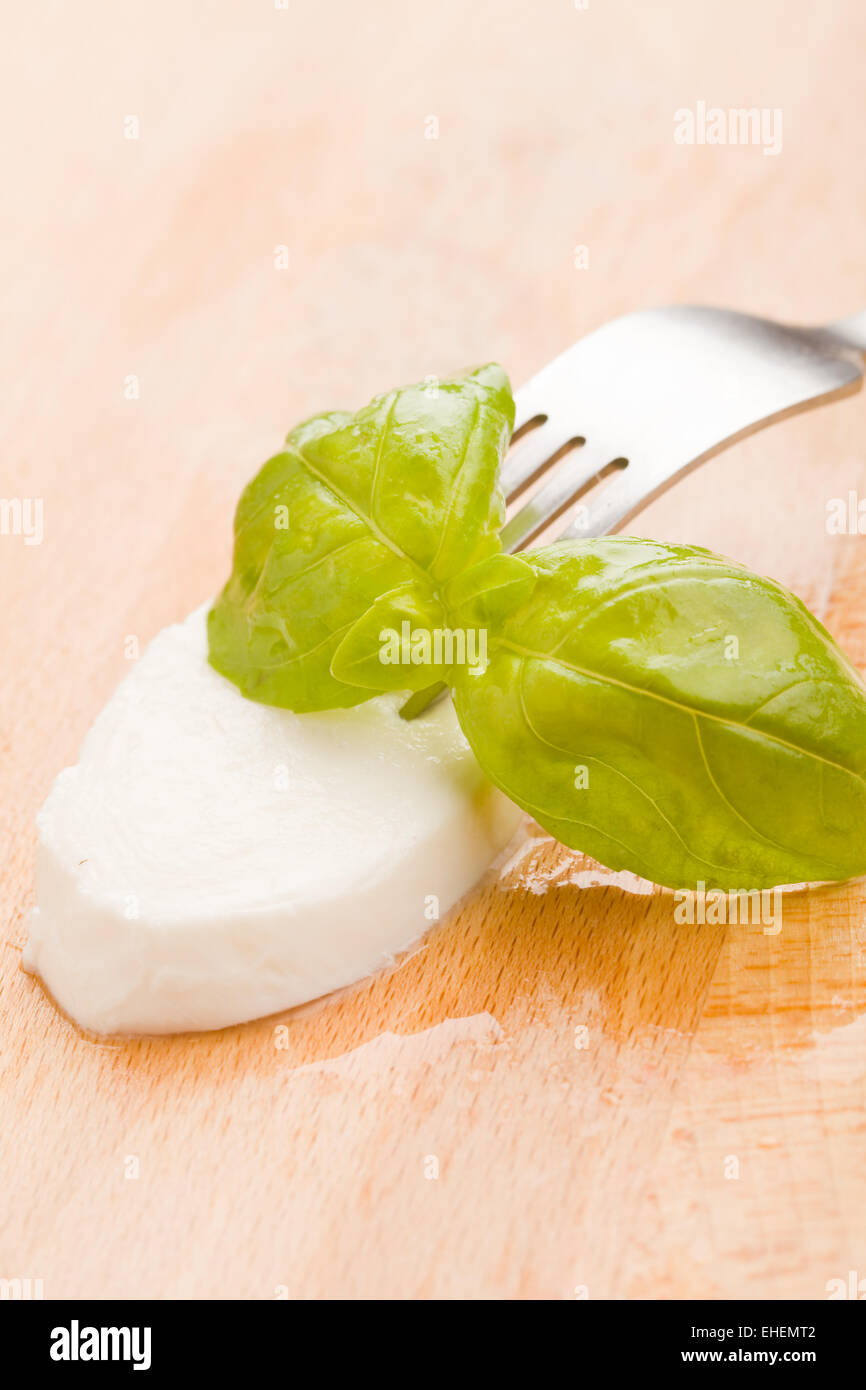 Mozzarella mit Basilikum Stockfoto
