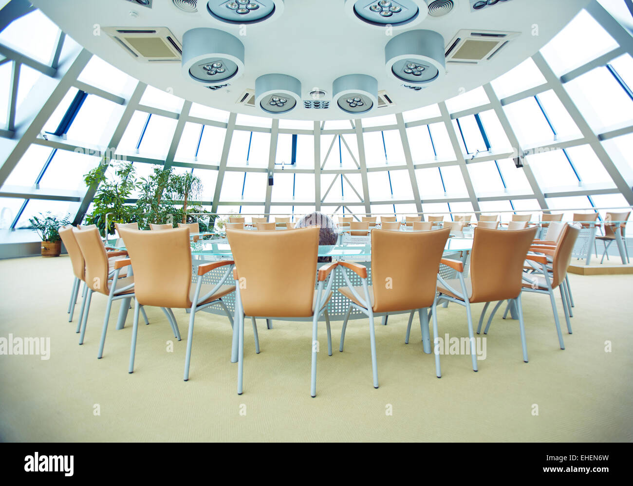 Großer Konferenzsaal mit runder Tisch Stockfoto