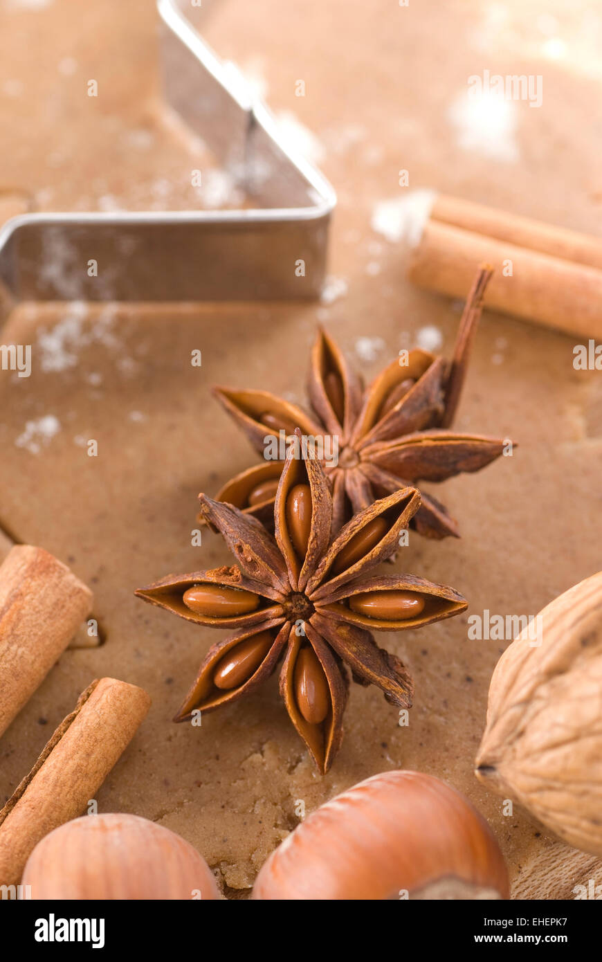 Sternanis auf Lebkuchenteig. Stockfoto