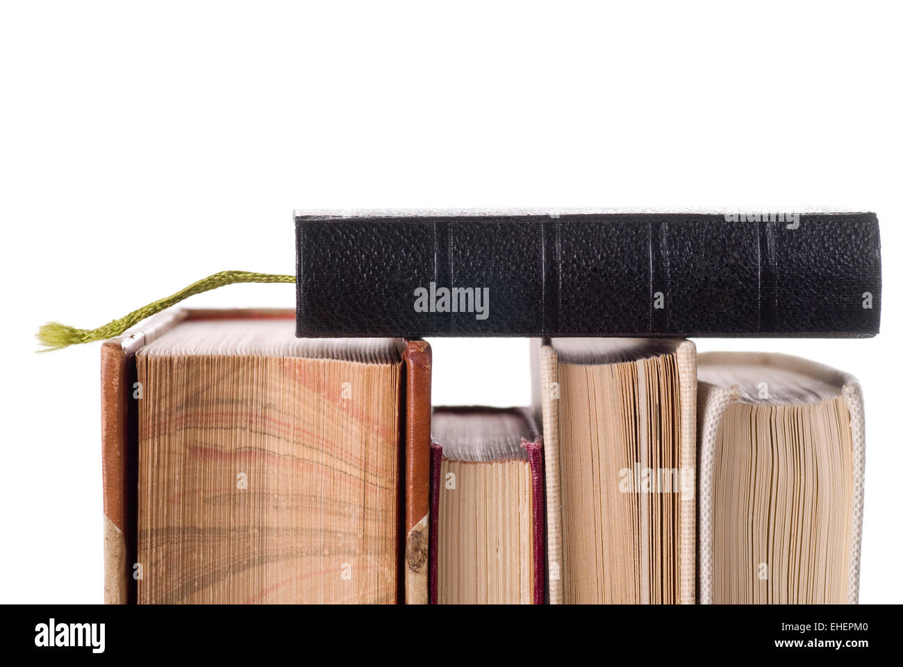 Schwarze, braune und weiße Vintage Bücher auf weißem Hintergrund. Stockfoto