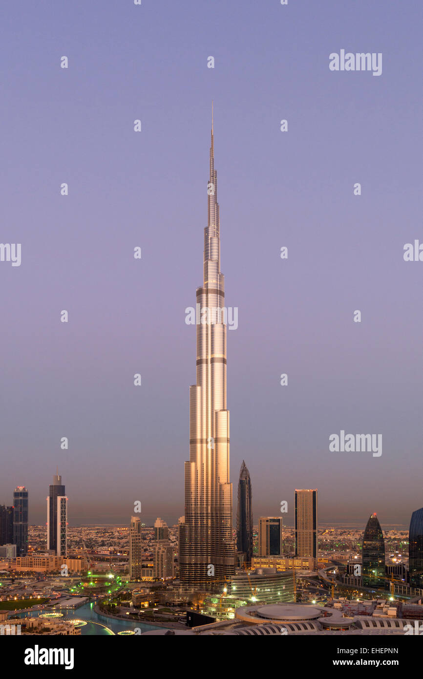 Burj Khalifa und die Skyline von Downtown Dubai bei Sonnenaufgang in Vereinigte Arabische Emirate Stockfoto