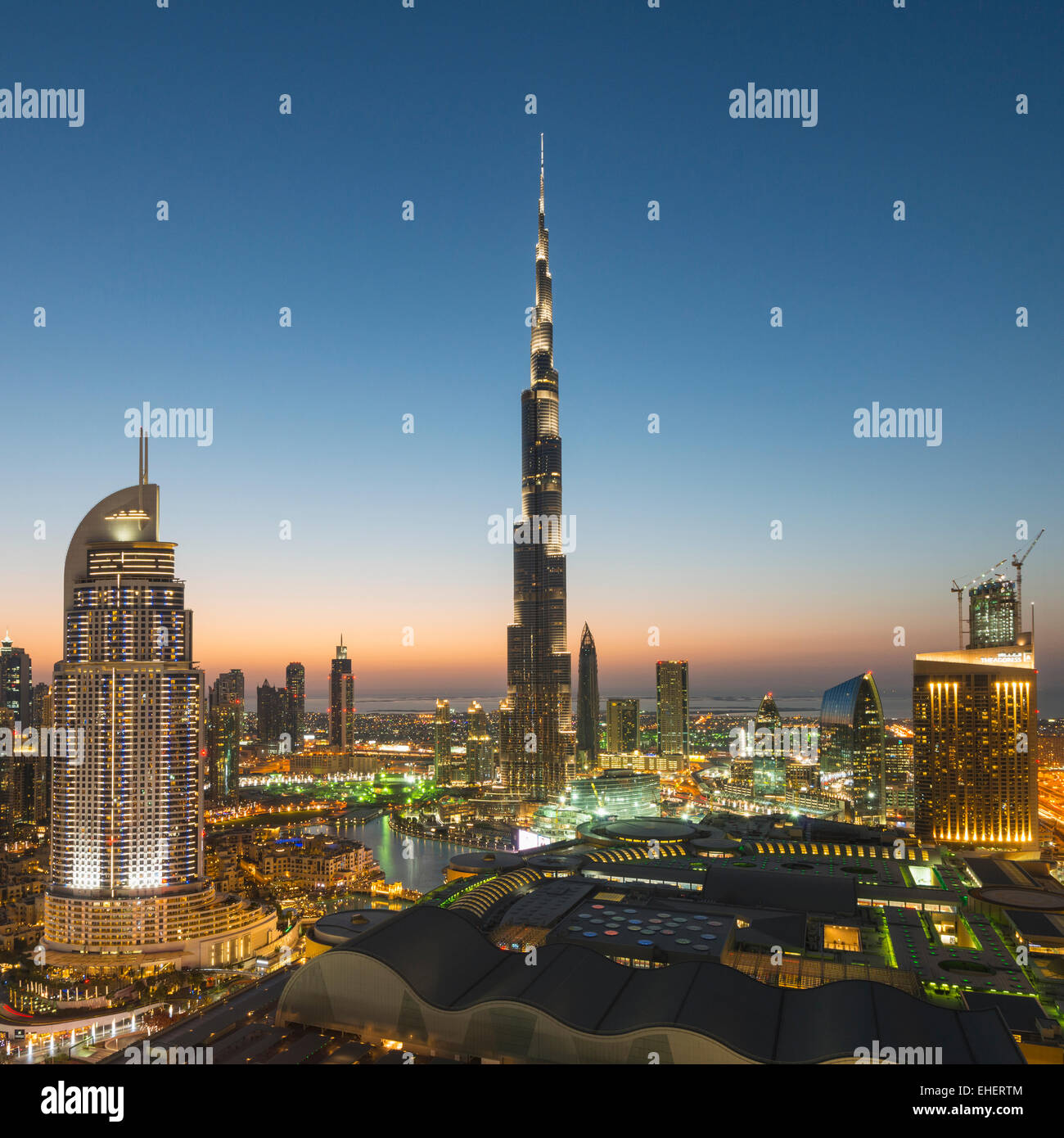 Burj Khalifa und die Skyline von Downtown Dubai bei Nacht in Vereinigte Arabische Emirate Stockfoto